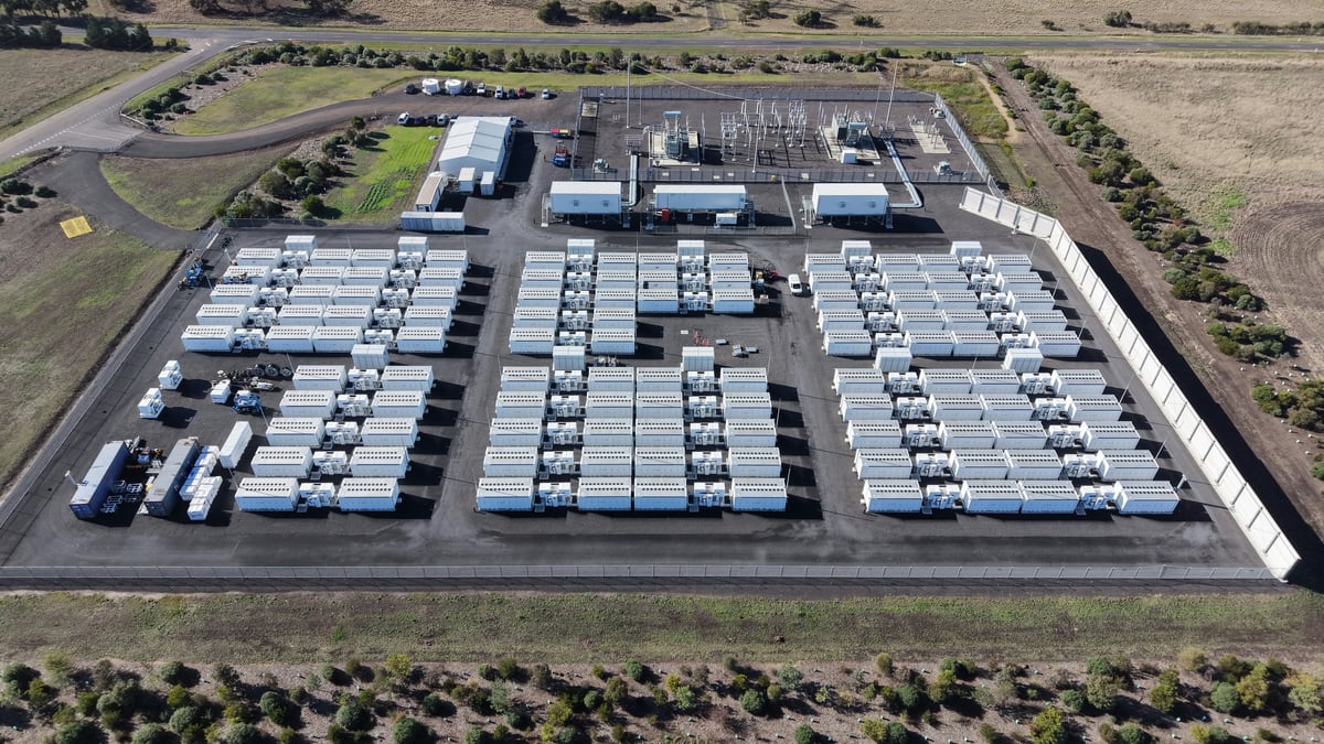 Large-scale battery storage facility providing grid stability